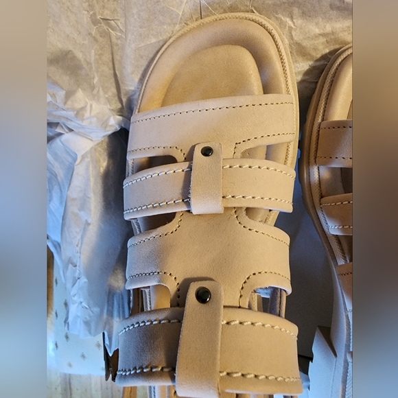 (SOLD) NWOT Clarks Sandals - Picture 6 of 8